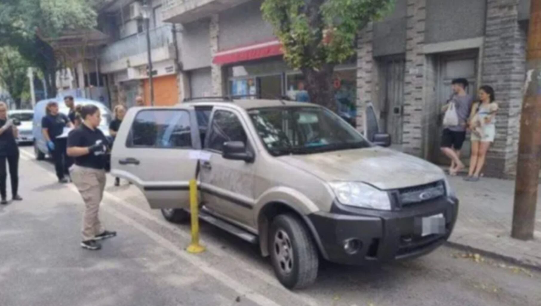 La camioneta Ford Eco Sport de la víctima que el ladrón robó y luego abandonó (La Capital)