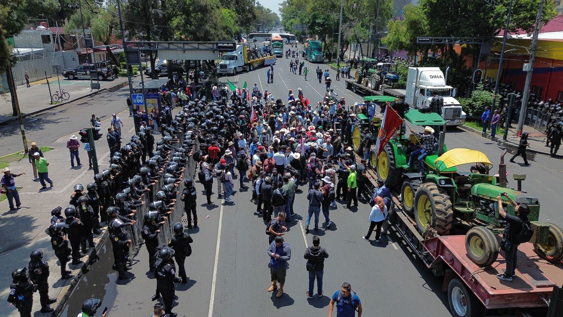 CIUDAD DE MÉXICO, 20MAYO2026.- Integrantes de diversos frentes nacionales del campo se manifestaron marchando por Paseo de la Reforma para exigir autoridades del gobierno una mesa de diálogo para garantizar un precio digno y competitivo de su cosecha.FOTO: ROGELIO MORALES /CUARTOSCURO.COM