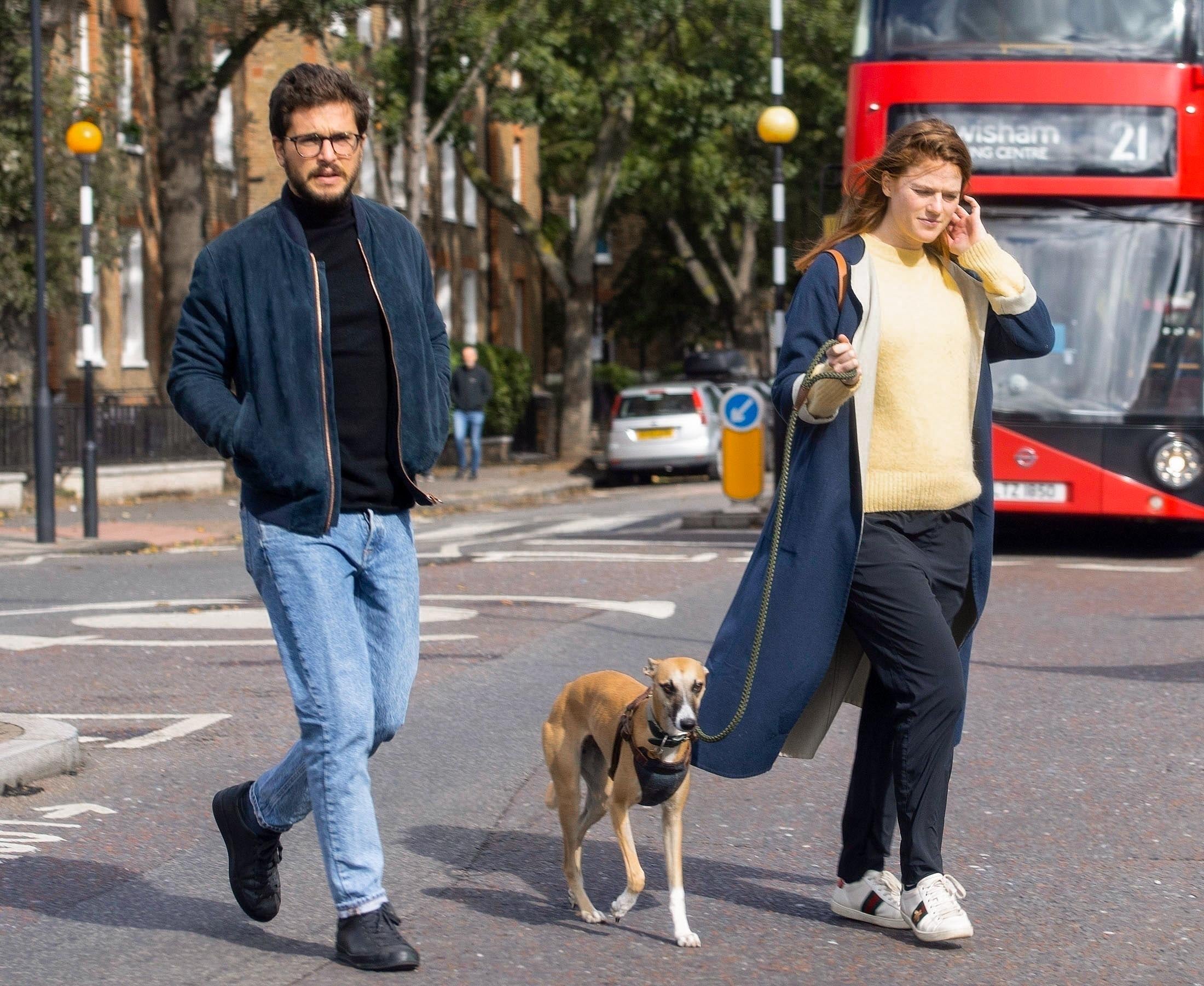 Leslie acompañó a Harington durante sus desafíos de adicción y fue un apoyo clave en su rehabilitación (Backgrid UK/The Grosby Group)