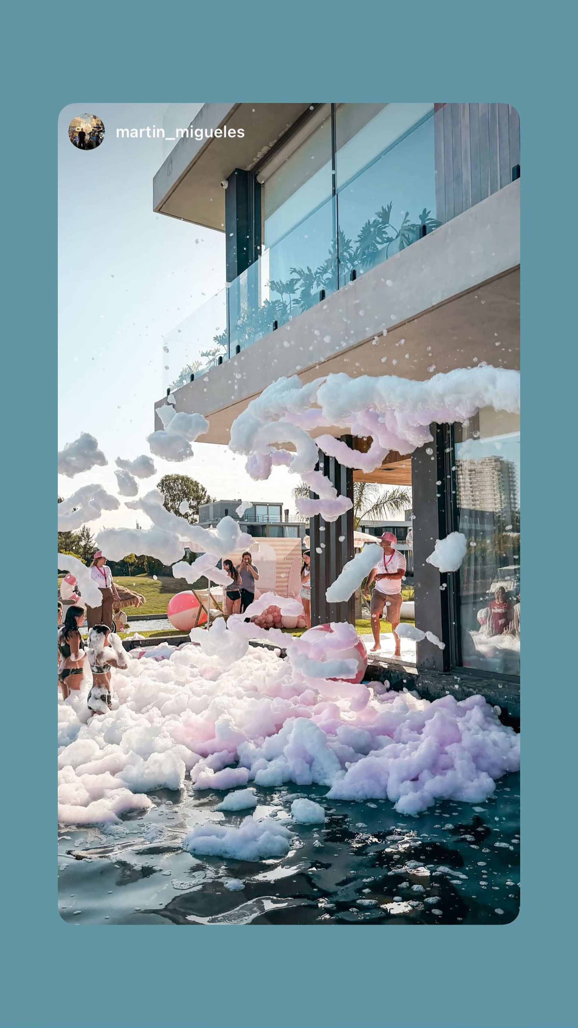 Un grupo de niñas juegan entre la espuma en el jardín, junto a los inflables y en un ambiente festivo (Instagram)