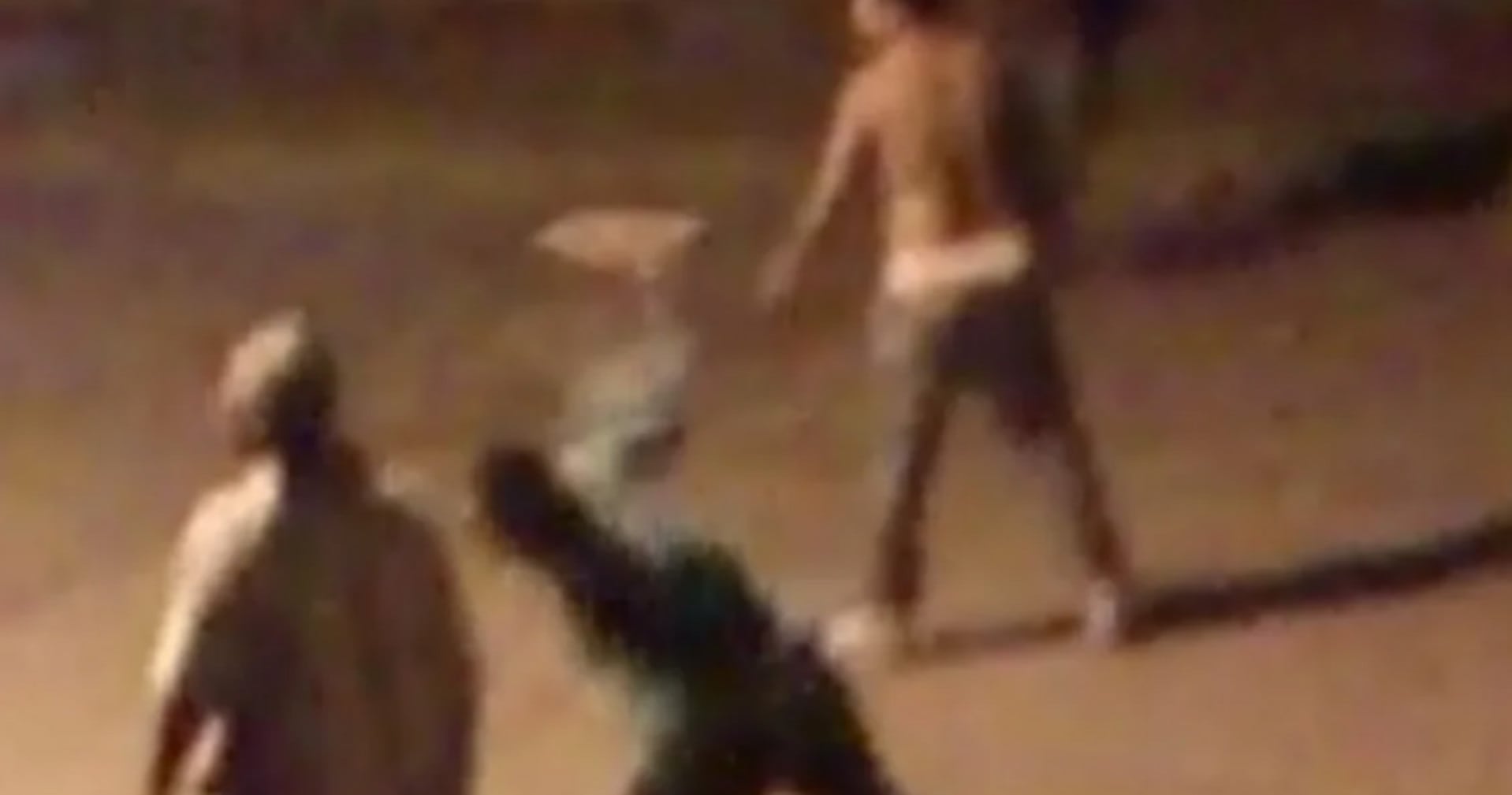 Varias personas participan en una pelea nocturna en San Juan, con una de ellas en el suelo durante el incidente que derivó en una muerte (El Tribuno)