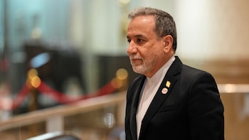 La advertencia fue formulada por el ministro de Relaciones Exteriores iraní, Abbas Araghchi, quien dejó claro que el régimen no aceptará modificaciones en el esquema de navegación que impulsa en el paso marítimo (AP)