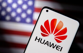 Ilustración de archivo con el logo de Huawei y la bandera de EEUU (REUTERS/Dado Ruvic)