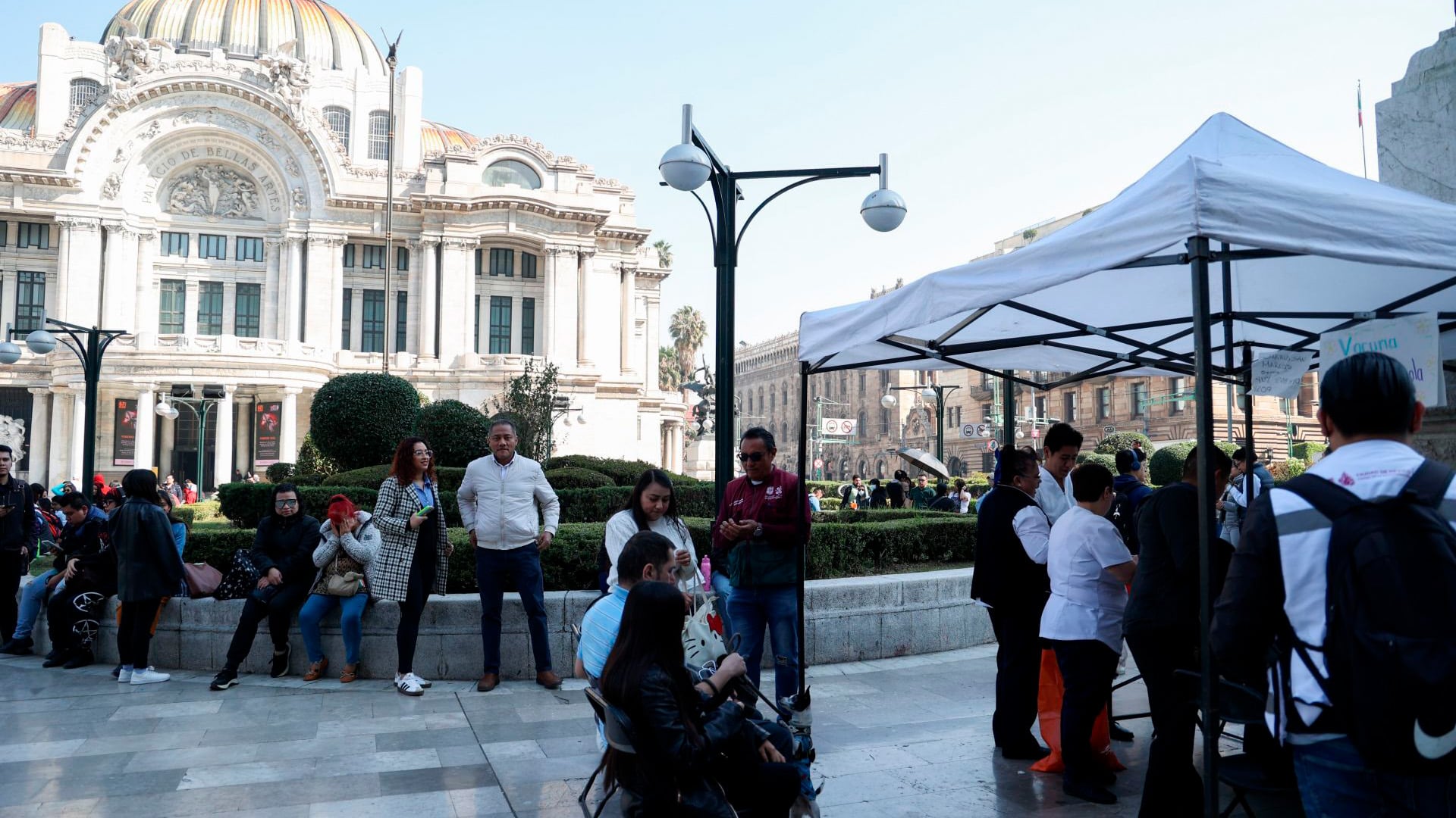 CIUDAD DE MÉXICO, 11FEBRERO2026.- Decenas de personas acudieron al módulo de vacunación instalado en la explanada del Palacio de Bellas Artes para vacunarse contra el sarampión, enfermedad que ha cobrado la vida de una menor en la capital del país y que registra más de 9 mil contagios en todo el país. FOTO: GALO CAÑAS/CUARTOSCURO