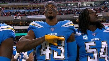 Michael Davis saludó la bandera