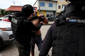 Un oficial de policía inspecciona