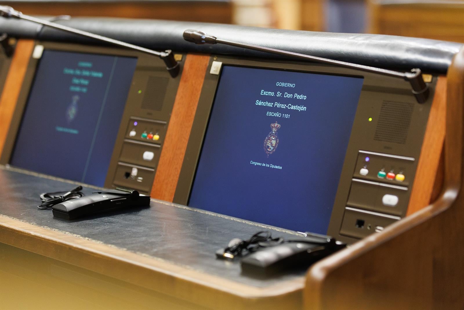 Los pinganillos de los diputados antes de iniciar una sesión plenaria. (Eduardo Parra/Europa Press)