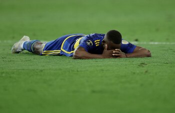 Luis Advíncula desconsolado tras no