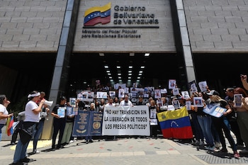 Personas se manifiestan afuera de la Cancillería de Venezuela este viernes en Caracas (Venezuela) (EFE/ Miguel Gutierrez)
