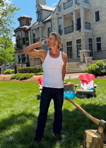 El vestuario del actor prioriza cortes rectos, comodidad y una imagen coherente en el tiempo (Instagram:Chad Michael Murray)