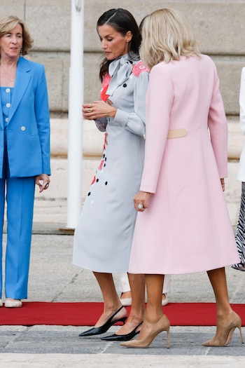 El duelo de estilo de la reina Letizia y Brigitte Macron (EFE)