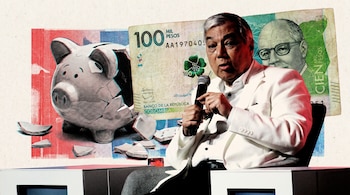 Hombre con camisa blanca y micrófono en primer plano; detrás, una risografía de una alcancía rota y un billete de 100 mil pesos colombianos.