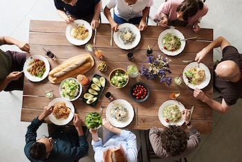 Compartir comida alrededor de la misma mesa reduce el estrés y favorece conversaciones estimulantes para el cerebro (Pexels)