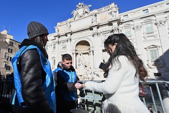 Una turista muestra su entrada