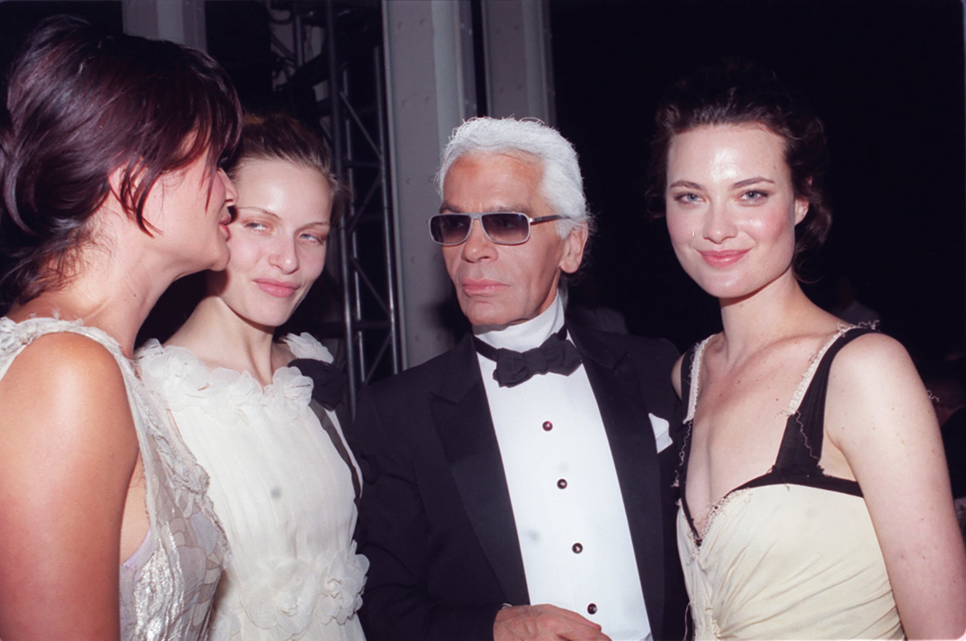 Karl Lagerfeld redefinió la moda de lujo durante más de medio siglo con una carrera que abarcó alta costura, prêt-à-porter, fotografía y dirección creativa (Bill Cunningham/The New York Times)