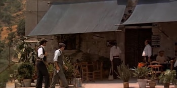 El Bar Vitelli, emblemático en El Padrino, es ahora el principal reclamo turístico y símbolo del legado cinematográfico en Savoca (Captura/YouTube)