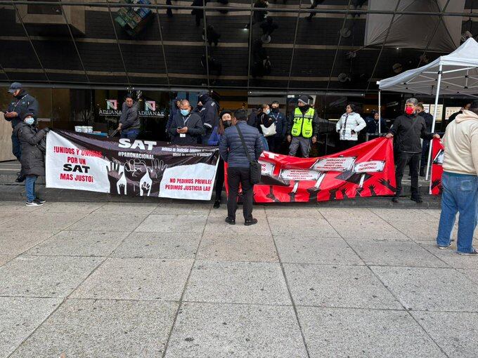 Trabajadores del SAT realizan segundo bloqueo en la CDMX, planean paro indefinido
