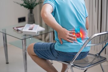Un hombre con dolor lumbar