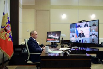 El presidente ruso, Vladímir Putin, preside una reunión sobre el desarrollo del transporte aéreo y la fabricación de aviones, a través de una videoconferencia en la residencia estatal de Novo-Ogaryovo, en las afueras de Moscú, Rusia. 31 de marzo de 2022. Sputnik/Mikhail Klimentyev/Kremlin vía REUTERS ATENCIÓN EDITORES - ESTA IMAGEN FUE PROPORCIONADA POR UN TERCERO.