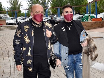 09/05/2021 Rappel y el Maestro Joao han acudido juntos a ver a Enrique Ponce.
MADRID, 10 (CHANCE) Presumiendo de la amistad que les une desde hace años y desterrando la creencia popular de que los videntes no se llevan bien entre ellos, Rappel y el Maestro Joao han acudido juntos - que no revueltos - a la Cubierta de Leganés para ver la corrida de Enrique Ponce y, de paso, hacer un pequeño repaso a la actualidad y dar su opinión acerca del desgarrador testimonio de Rocío Carrasco en su docuserie.
EUROPA ESPAÑA SOCIEDAD