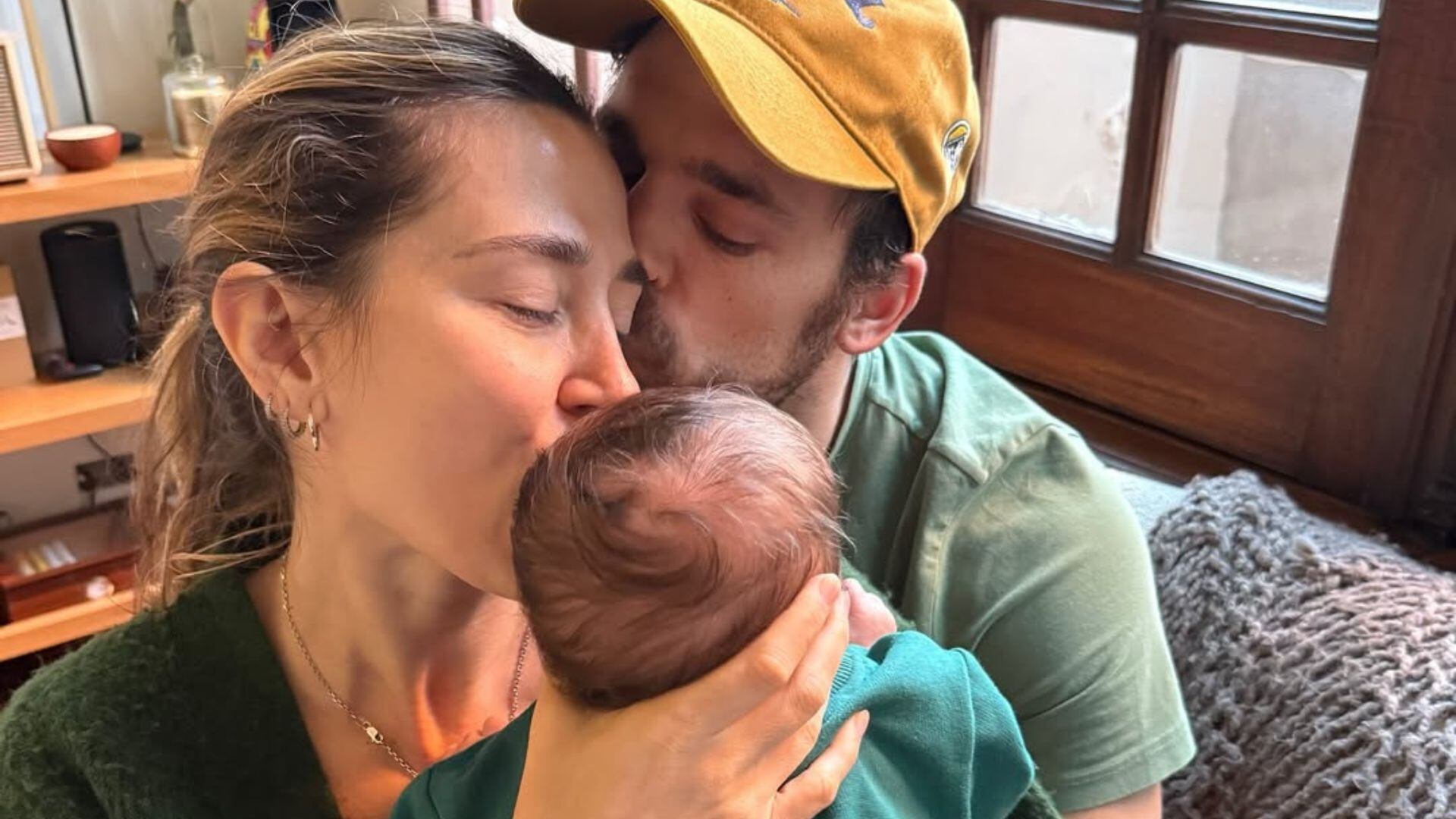 Jimena junto a su pareja Matías y el hijo de ambos, Arturo (Instagram)