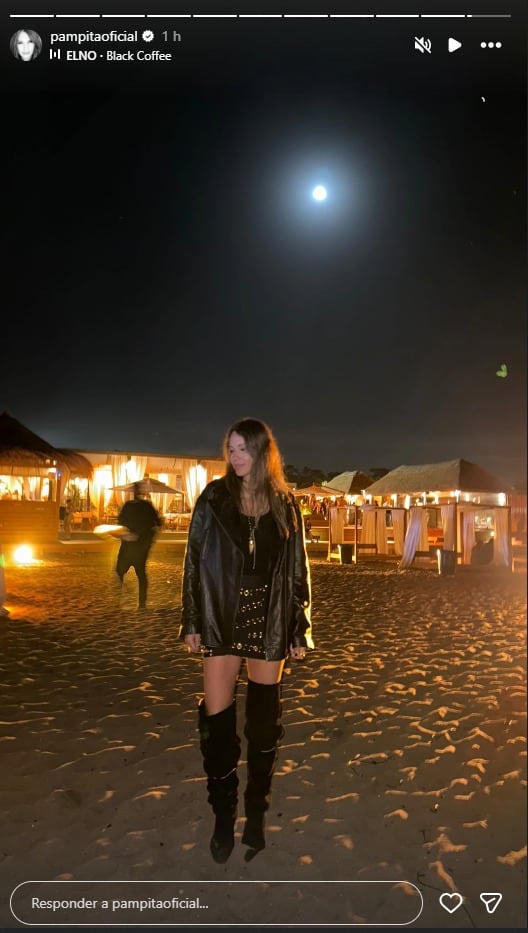 Pampita eligió un look total black para la noche esteña
