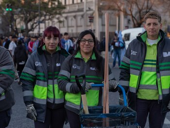 Mayra junto a sus compañeros
