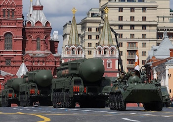 Un vehículo blindado ruso de transporte de tropas BTR-82A y sistemas de misiles balísticos intercontinentales Yars circulan en la Plaza Roja durante un desfile en el Día de la Victoria (REUTERS/Evgenia Novozhenina/Archivo)
