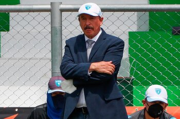 Fotografía de archivo en la que se registró al seleccionador interino del equipo nacional de fútbol de Guatemala, el mexicano Rafael Loredo. EFE/Esteban Biba