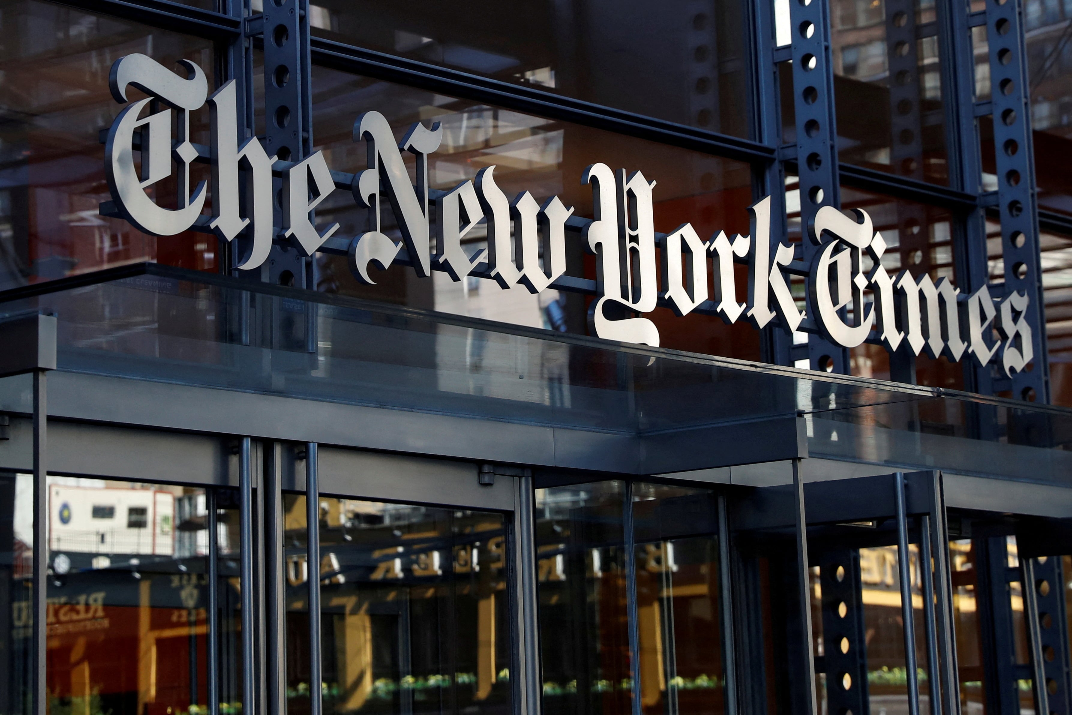 The New York Times advirtió que permitir el uso de contenido sin permiso ni pago pondría en riesgo al periodismo y a los creadores de obras originales (REUTERS/Shannon Stapleton/File Photo)