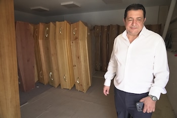 El director funerario Zouhaeir Hertelli en París el 28 de junio de 2026. Francia registró un fuerte repunte de muertes en hogares por las temperaturas récord de la semana. (AP Foto/J. Leicester)