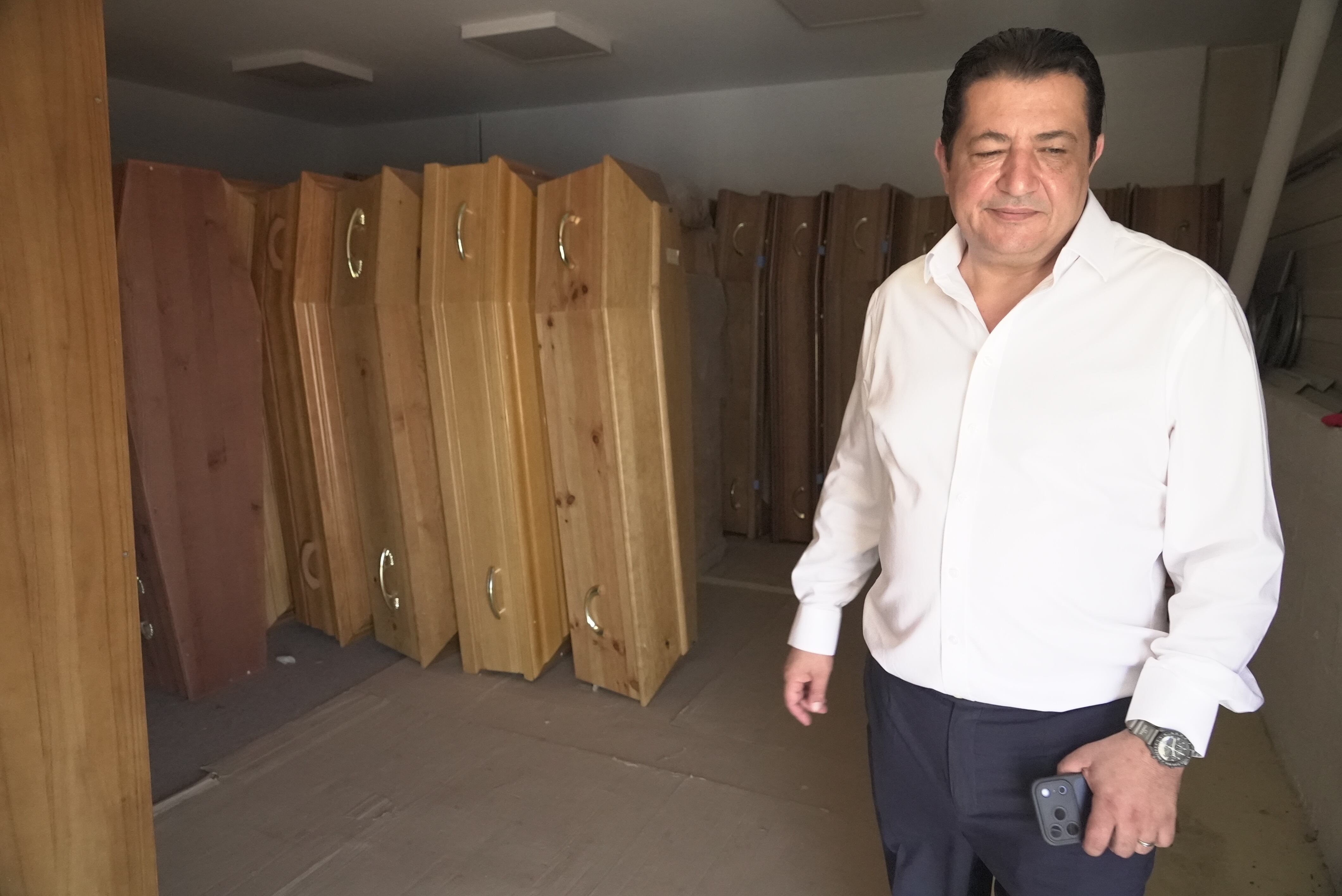 El director funerario Zouhaeir Hertelli en París el 28 de junio de 2026. Francia registró un fuerte repunte de muertes en hogares por las temperaturas récord de la semana. (AP Foto/J. Leicester)