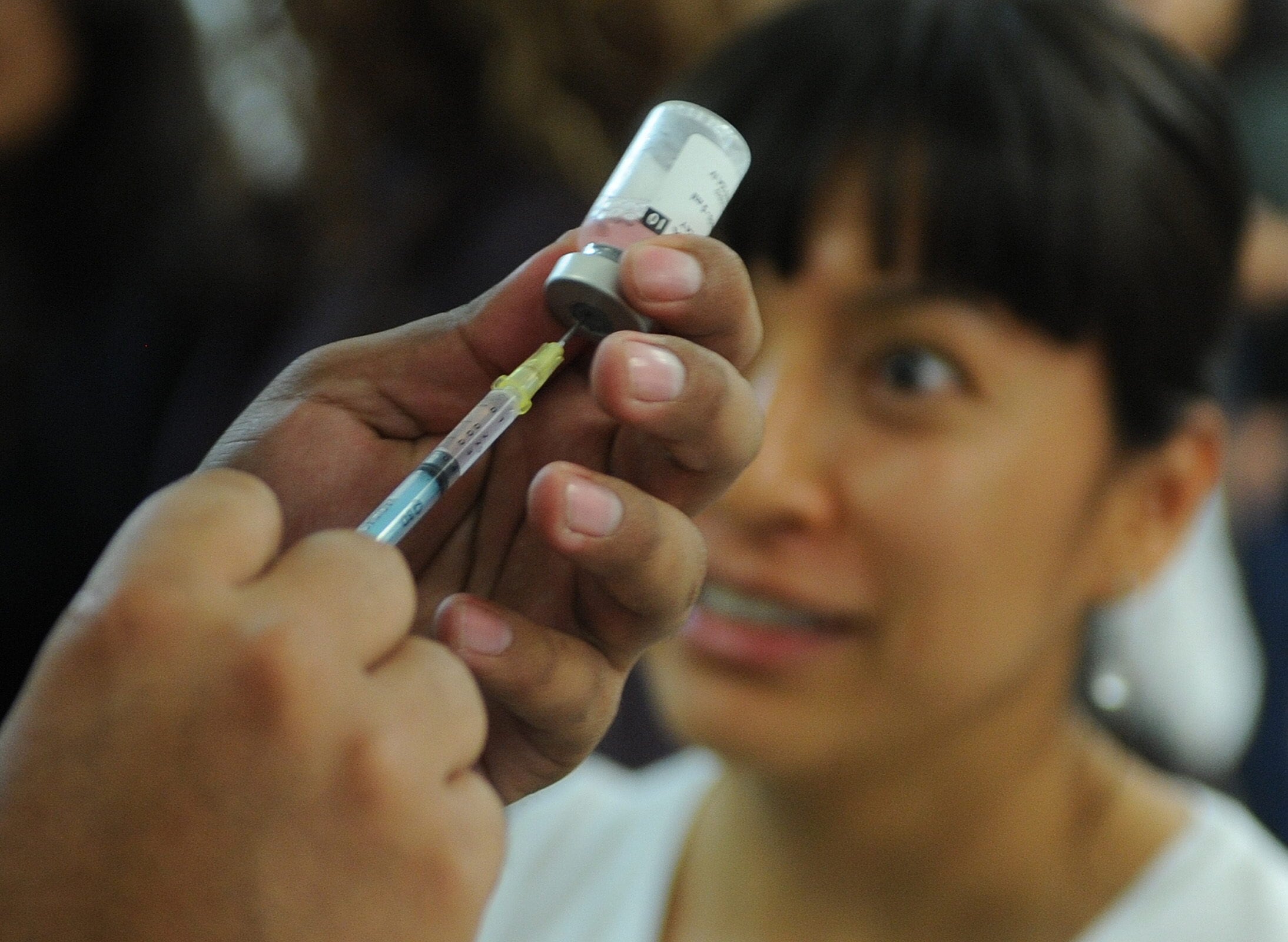 Baja en las tasas de inmunización amenaza los avances logrados y expone a comunidades previamente protegidas a nuevos brotes (EFE/Mario Guzmán)