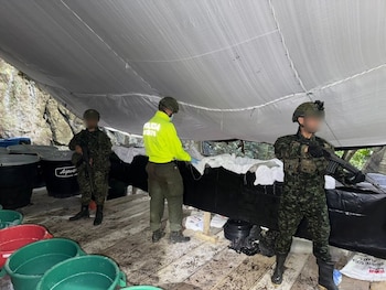 Golpe al Frente Camilo Torres del ELN, hallaron laboratorio con droga y arsenal en La Jagua de Ibirico - crédito @COL_EJERCITO/X