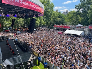 La programación gratuita de música y cine al aire libre convierte al parque en uno de los puntos más concurridos de Manhattan durante la primavera y el verano.