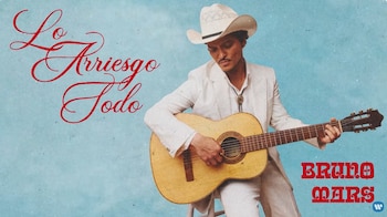 Bruno Mars con sombrero de vaquero blanco y traje blanco tocando una guitarra acústica. El título "Lo Arriesgo Todo" y "Bruno Mars" aparecen en rojo