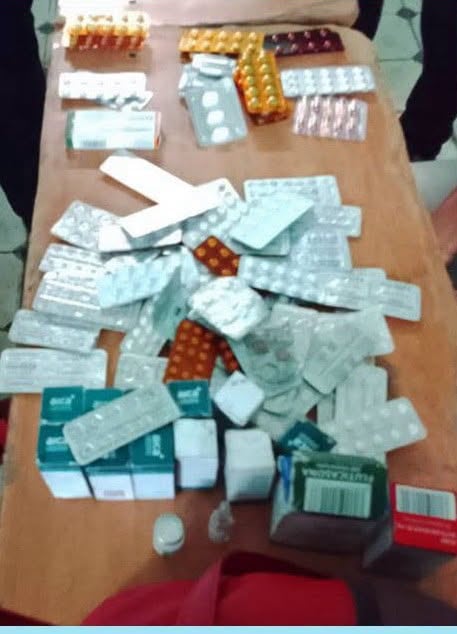 La Policía Nacional Revolucionaria decomisó medicamentos presuntamente comercializados de forma ilegal en el reparto Sueño, en Santiago de Cuba. (Foto cortesía Santiago de Cuba Hoy)