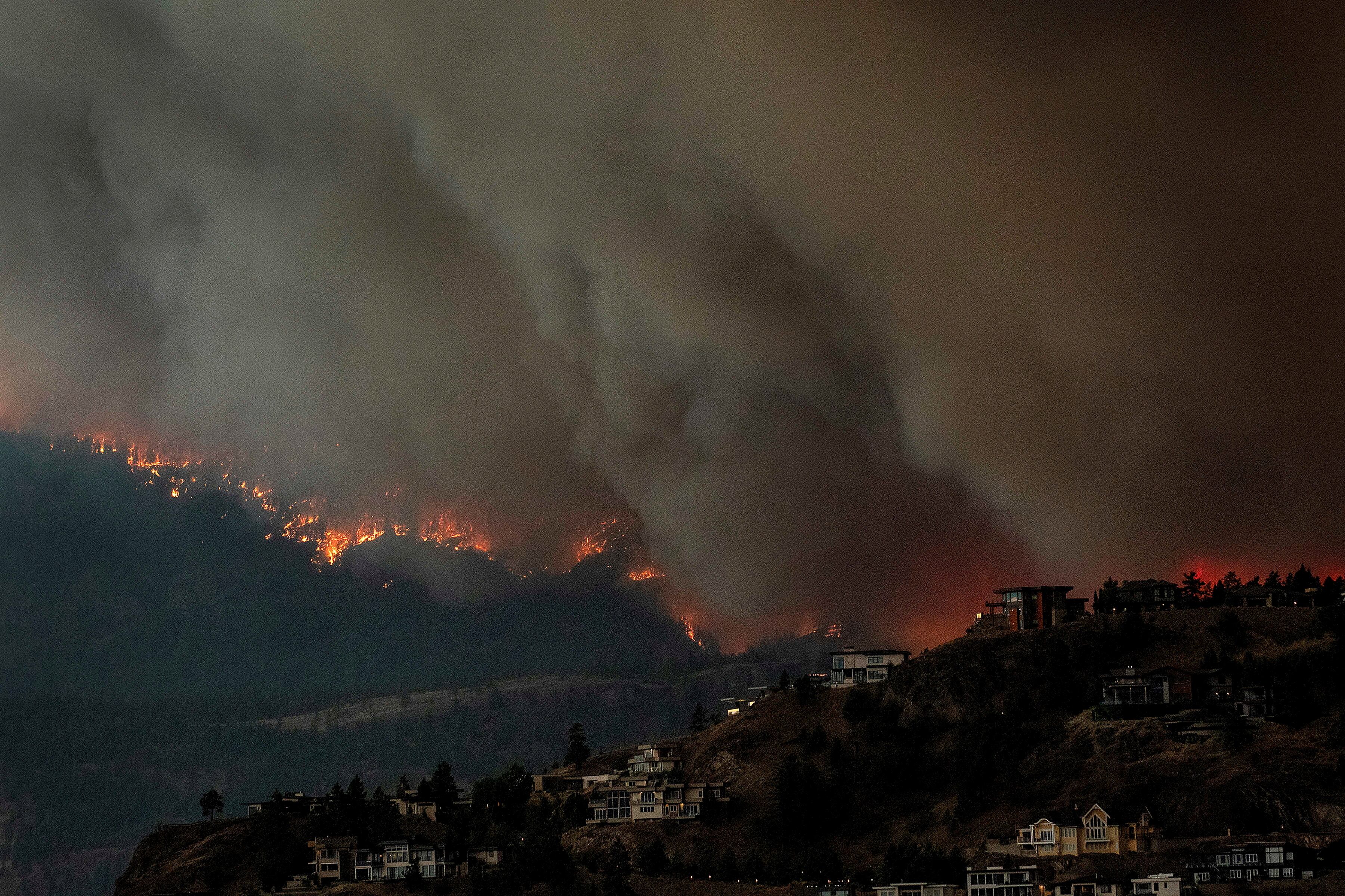 El cambio climático impulsa temporadas de incendios más severas, con Canadá calentándose al doble de la tasa global, advierten científicos. (REUTERS/Dan Riedlhuber)