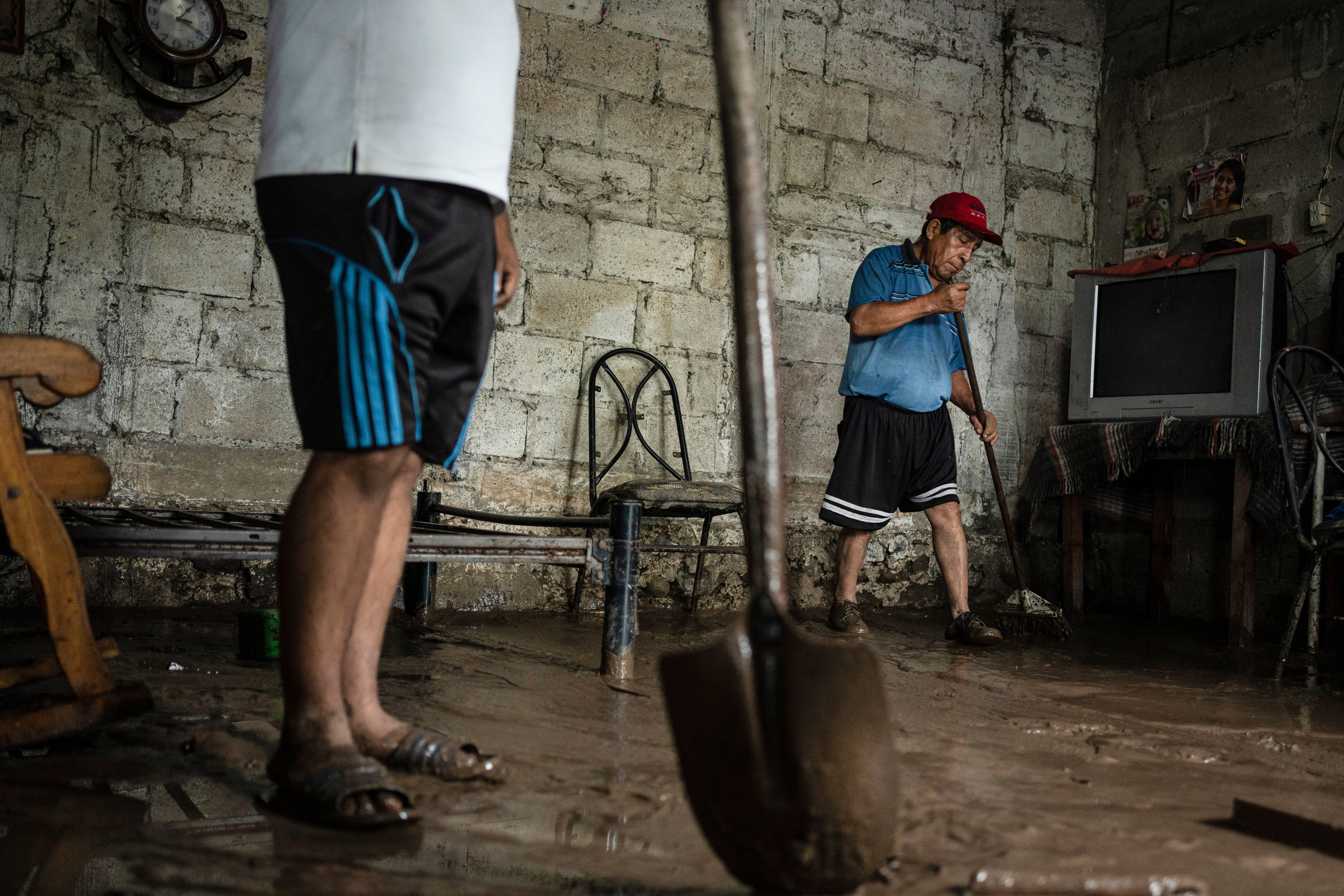 Una familia limpia su casa, la cual sufrió daños por el desborde del río Actopan, el lunes 1 de julio de 2024, en Úrsulo Galván, Veracruz. (AP)