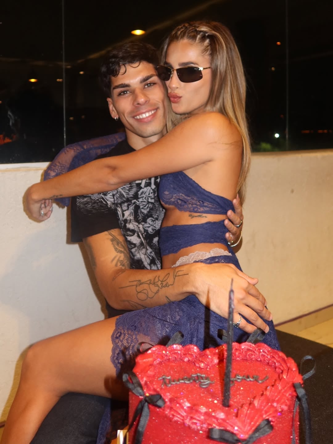 Juli junto a su novio, quien viajó a Carlos Paz especialmente para la ocasión