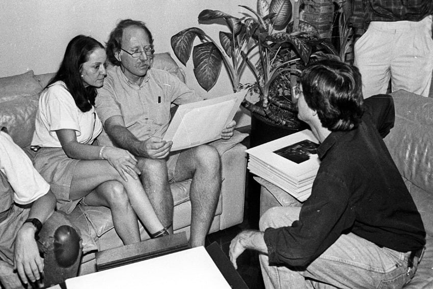 Los fotógrafos Graciela Iturbide y Sebastiao Salgado, en el sillón, con Dani Yako enfrente.(Cortesía Dani Yako)