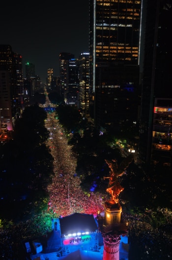 Miles de personas se hicieron presentes para los festejos en el Ángel de la independencia en la Ciudad de México para festejar el triunfo 3-0 contra República Checa Foto: Clara Brugada