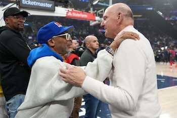 La NBA sancionó a Los Angeles Clippers con la pérdida de cinco elecciones de primera ronda del draft, una multa de USD 30 millones y la suspensión por un año de Steve Ballmer por el caso Kawhi Leonard (Mandatory Credit: Kirby Lee-Imagn Images)