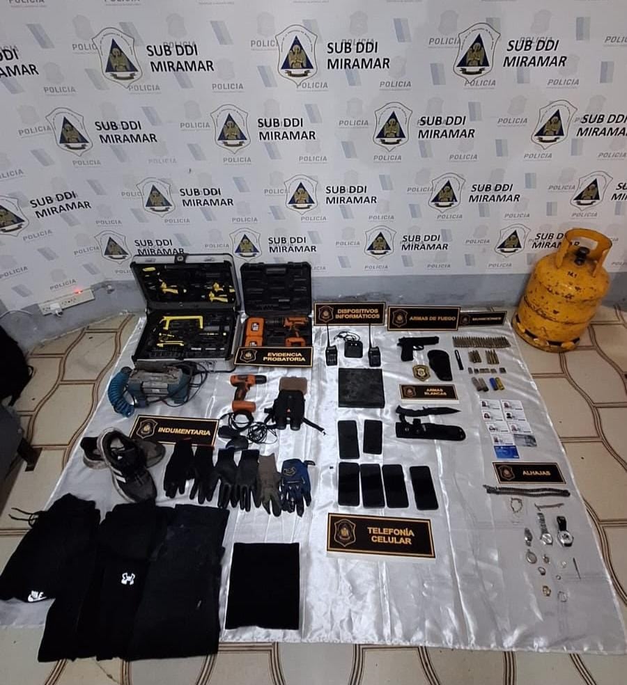 Entre los elementos incautados había municiones de distintos calibres, una réplica de pistola, un escudo policial y teléfonos celulares