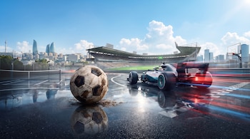 Un balón de fútbol sobre asfalto mojado junto a un auto de carreras en movimiento, una red de tenis, un estadio y edificios al fondo.