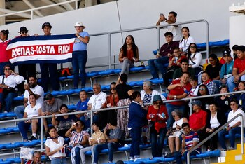 Asistentes lucen camisetas y banderas mientras esperan el inicio de la ceremonia en el Estadio Nacional (Créditos: Transmisión Casa Presidencial).