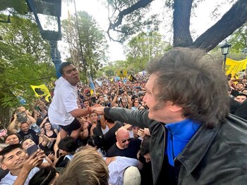 El diputado se saludó con