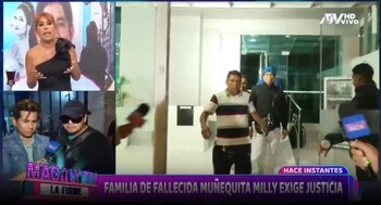 Doctor Fong salió de clínica donde falleció ‘Muñequita Milly’: Con gorro de médico, mascarilla, y custodiado por guardaespaldas. (Captura: Magaly TV La Firme)