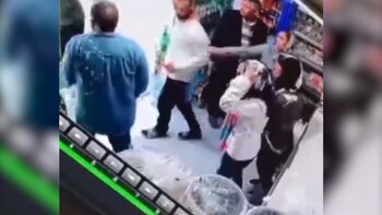 Un hombre golpea a una