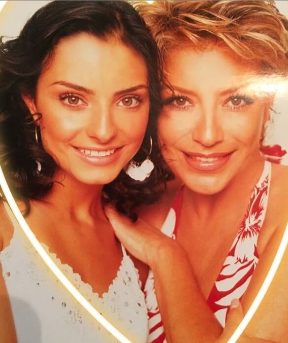Aislinn Derbez y su mamá. La actriz reveló en un pódcast que creció en un ambiente familiar conflictivo marcado por constantes discusiones entre sus padres (IG: gabymichel1)